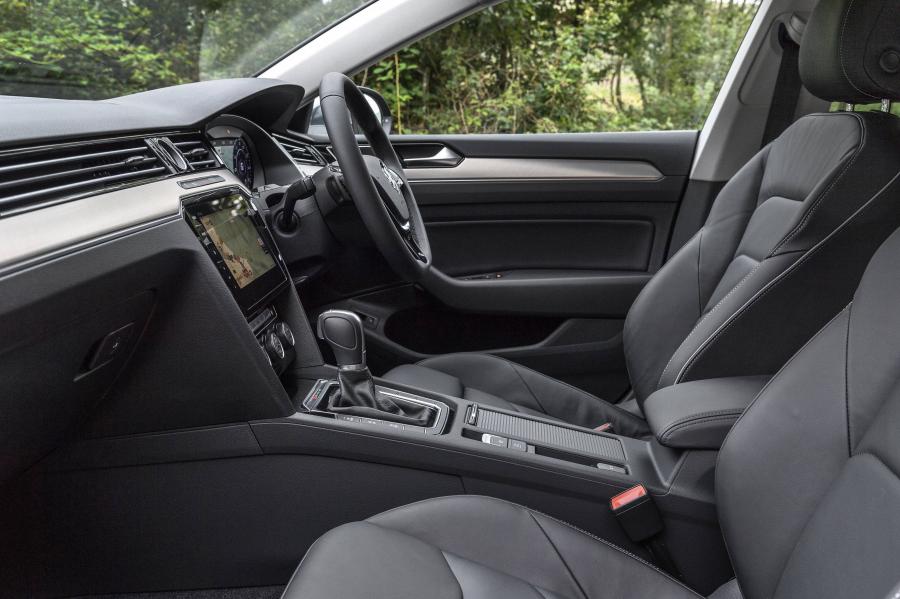 Интерьер Volkswagen Arteon 4Motion Elegance 2017 года  (UK) (фото 16 из 41)